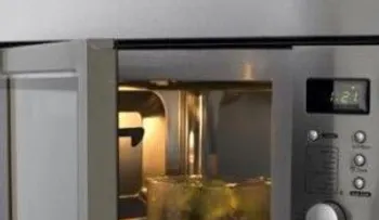 Calentar la comida en recipientes de plástico afecta a tu salud