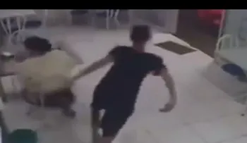 El karma del bolso: Planea un robo, se resbala y le dan una paliza