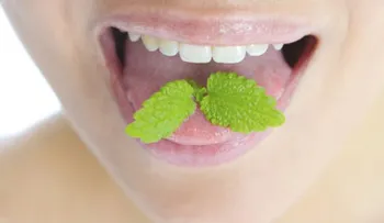 ¿El hilo dental realmente beneficia la salud bucal? 