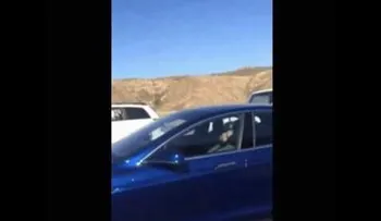 Se echa una siesta y su coche sigue moviéndose
