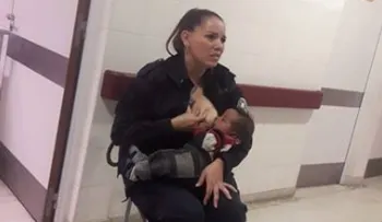 Una policía argentina amamanta a un bebé ajeno internado en un hospital por desnutrición