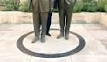 La foto de Bill Clinton escondida entre dos estatuas se hizo viral