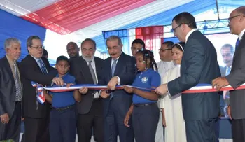   Presidente Danilo Medina acompañado de Andrés Navarro entrega nuevo plantel para 630 estudiantes en Hacienda Estrella