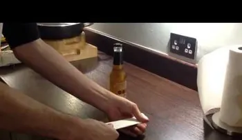 Video: cómo abrir una cerveza con una hoja de papel