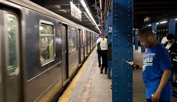 Una niña muere atropellada por el metro de Nueva York cuando intentaba recuperar su teléfono