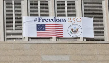 EE.UU. instala cartel de "Freedom 250" en su embajada en La Habana el día en que la ONU reduce el apoyo a Cuba contra el embargo