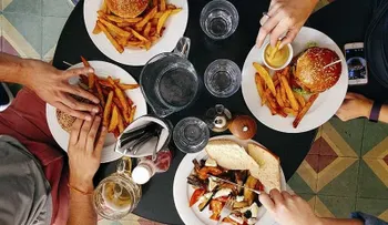 Las carnes aumentan el riesgo cáncer de intestino y estómago; abusar del azúcar te puede engordar 