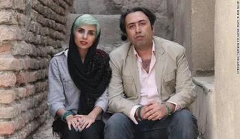 Poetas iraníes enfrentan azotes por darse la mano con personas del sexo opuesto
