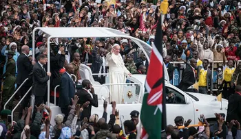 Una multitud asiste a la primera misa del papa Francisco en África