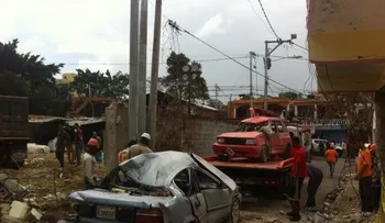 Mientras levantan escombros de explosión, afectados están angustiados por las pérdidas
