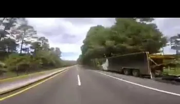 Una conductor vuelca brutalmente su coche al querer jugar a las carreras con motociclistas
