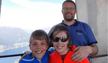 Un hombre mata a sus hijos gemelos y luego se lanza de un puente