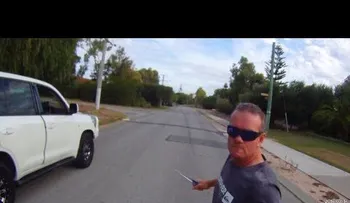 Duelo en la carretera: un conductor ataca a un ciclista con un cuchillo