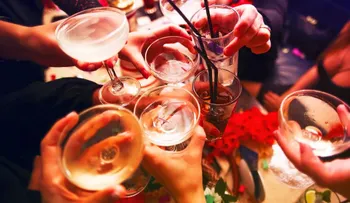 El alcohol afecta tu salud bucal y podría agravar el síndrome premenstrual