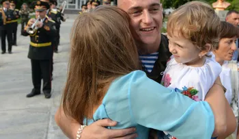 Las parejas que crían juntos a los niños son más felices