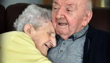  "Nunca dejas de ser madre". Mujer de 98 años, se muda a un asilo para cuidar a su hijo de 80