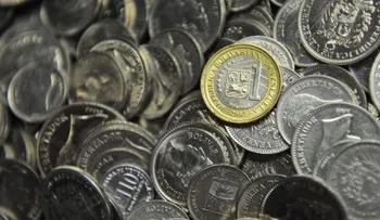 "Una moneda sin valor": el bolívar en Venezuela está en caída libre