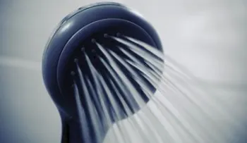¿Es mejor ducharse con agua fría o caliente?