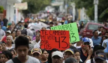 Padres de 43 desaparecidos en México empiezan a destruir urnas electorales