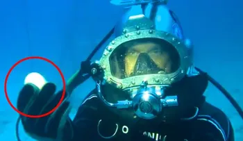Abre un huevo en el fondo del mar y ocurre algo inesperado
