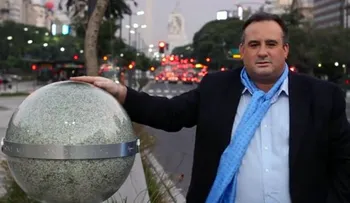 "Somos esclavos del dinero": un artista argentino hace trizas un millón de dólares   