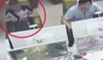 ¡Aunque usted no lo crea! Ladrón roba iPhone con la ayuda de un imán (VIDEO)