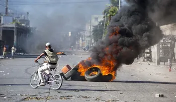 Cientos de haitianos exigen al presidente Jovenes Moise, abandonar el poder