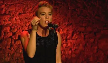 Cantante Barbara Weldens se desploma en pleno escenario y muere 