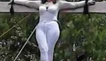 Mujer se crucifica para exigir subcentro de salud en Santiago