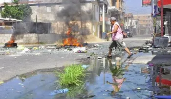 Protestan en barrio de Santiago por desborde de cloaca  