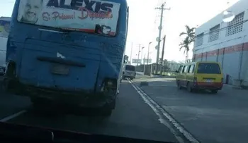 Conductores a las aceras, peligra la vida de los peatones