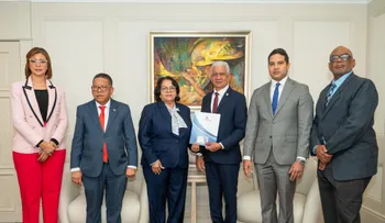 Presidente Senado recibe análisis presupuestario 2024 de la CC