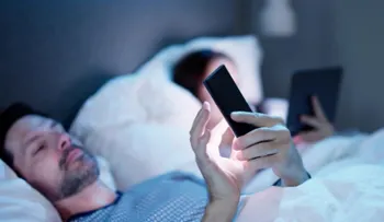 Dormir con el celular cerca afecta el sueño y la ansiedad