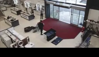 Un día difícil: fue a comprar un televisor y rompió 4  (VIDEO)