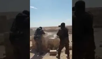 FUERTES IMÁGENES: Terroristas del EI saltan en pedazos en un puesto de control sirio