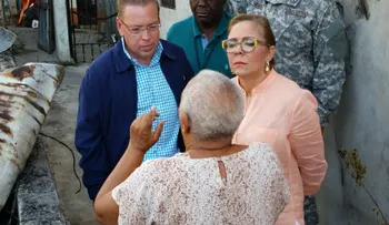 Danilo Medina instruye socorrer afectados por incendio en Villa Francisca