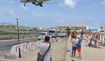 Muere mujer que se acercó a turbina de un avión para sentir su brisa