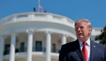 Trump reafirma su respaldo a la IA y advierte que no frenará su crecimiento