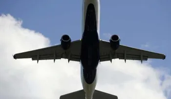 Una pareja abandona un avión a punto de despegar por el tobogán de emergencia