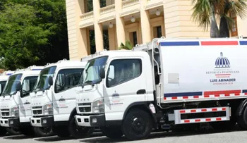 Gobierno entrega 50 camiones compactadores a 18 provincias para mejorar recogida de basura