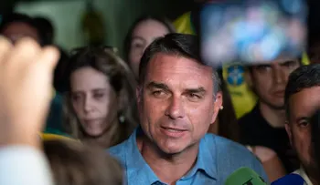 Flávio Bolsonaro lanza su campaña presidencial en Copacabana y busca heredar el movimiento de su padre