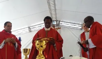 Reclamos por aumento salarial a policías no paran: El Vaticano apoya lucha