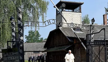 El papa Francisco hace una histórica visita al campo de concentración de Auschwitz