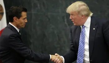 ¿Conseguirá atraer votantes latinos la visita de Trump a México?
