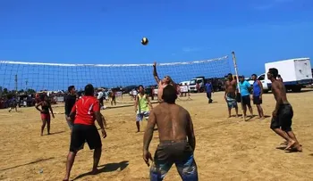  Cientos de dominicanos huyen del calor hacia playas, balnearios y otros lugares de esparcimiento