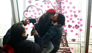San Valentín: Parejas se besan en la Torre Eiffel 