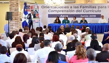 Ministro de Educación, Andrés Navarro, empodera a las familias entregando el nuevo currículo escolar