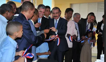 Presidente Medina entrega dos escuelas en Barahona para la Tanda Extendida