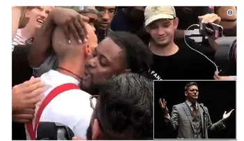 "¿Por qué no me quieres?" Un afroamericano abraza a un neonazi durante una protesta en EE.UU.
