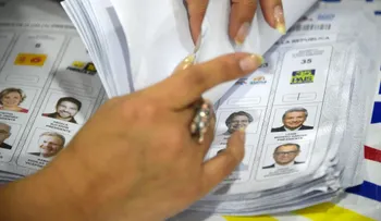 Controversia en Ecuador por el conteo rápido en la segunda vuelta presidencial
